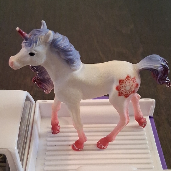 Breyer Purple and White Truck with Unicorn - Picture 4 of 11